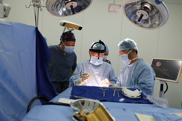 周良輔院士主刀華山西院第一臺手術(shù).jpg 周良輔院士主刀華山西院第一臺手術(shù).jpg
